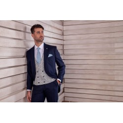 Traje azul marino con complementos a tono.