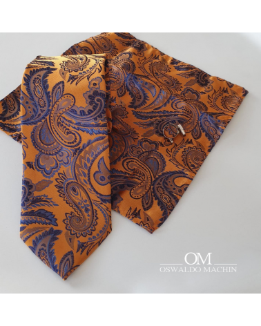Pack corbata, pañuelo y gemelos, en tono naranja, con estampado de cachemir en tono azul y lila