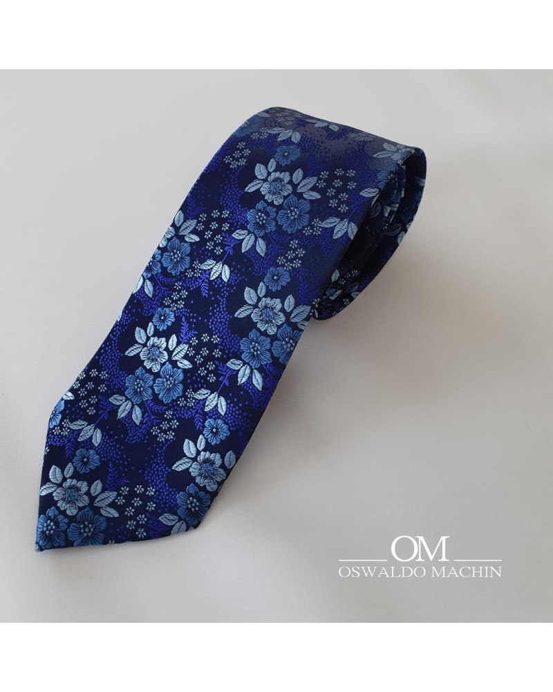 Corbata azul marina con estampado de flores en diferentes tonos azules