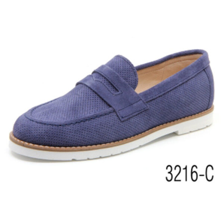 Mocasin de piel ante en azul navy con suela de goma blanca