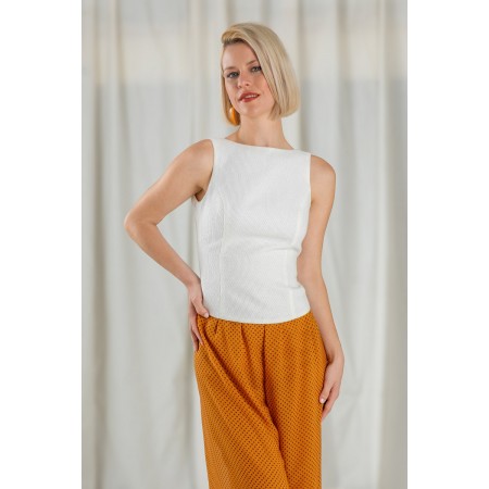 Blusa Elegante en Piqué Blanco | Espalda V Abotonada