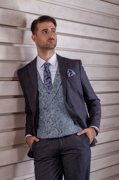 Traje gris oscuro con complementos en azul