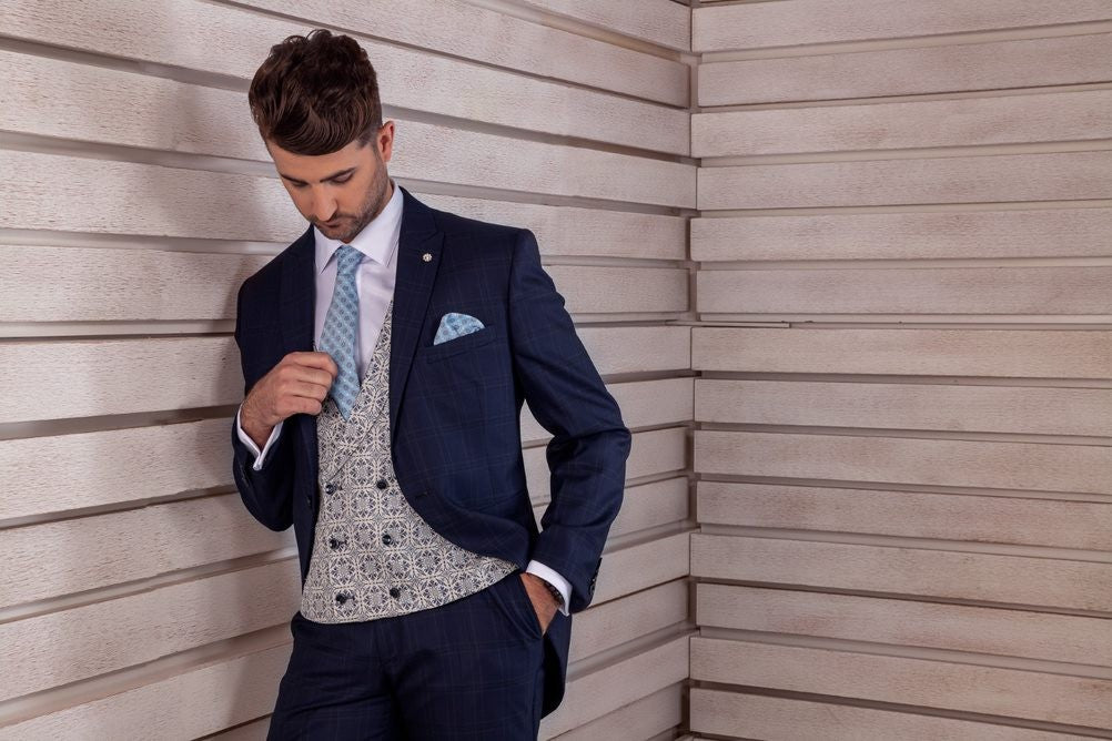 Traje azul marino con complementos a tono.