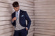 Traje azul marino con complementos a tono.