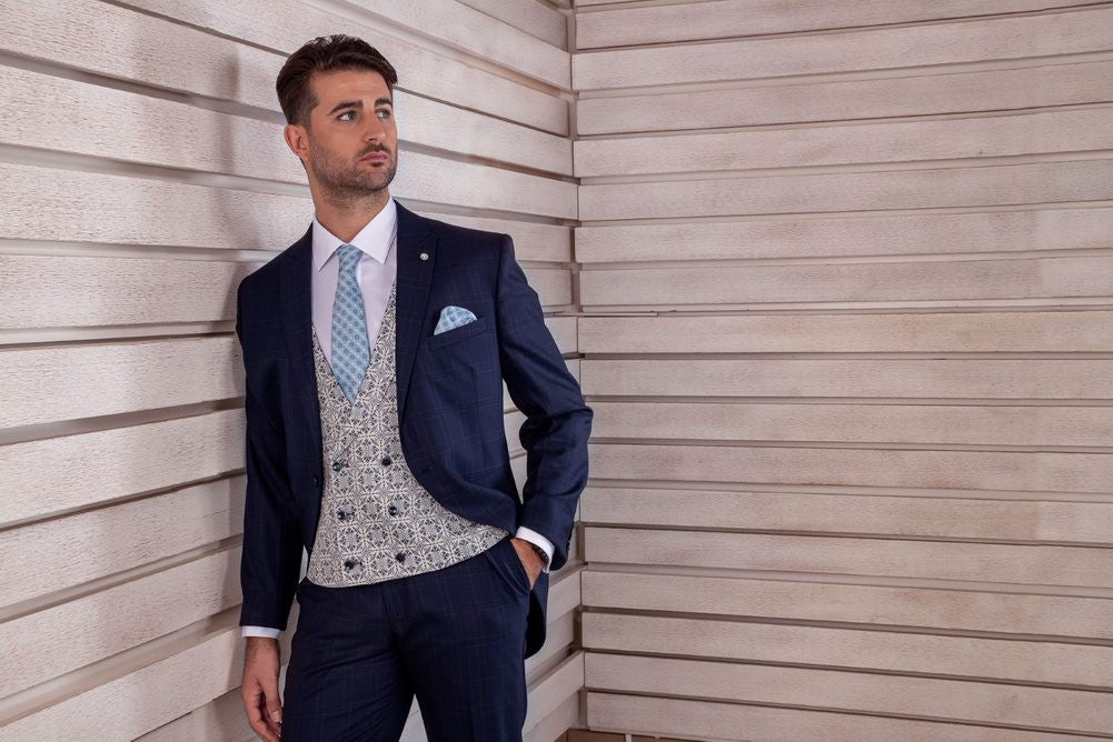 Traje azul marino con complementos a tono.
