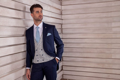 Traje azul marino con complementos a tono.