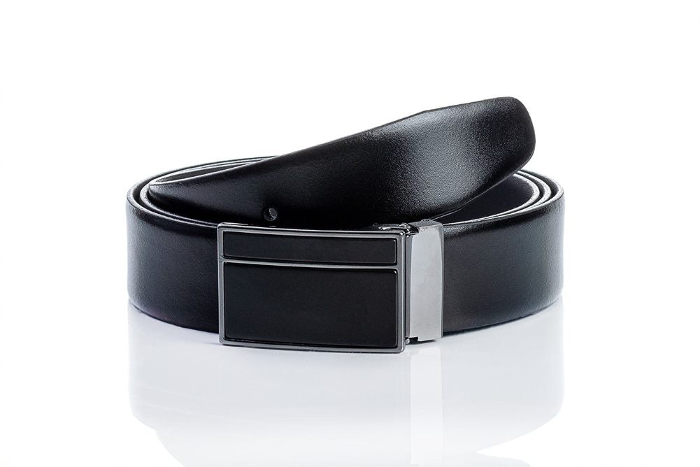 Cinturón de piel negro con chapa