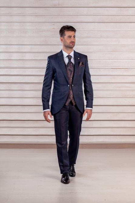 Traje azul marino con complementos en tonos marrones