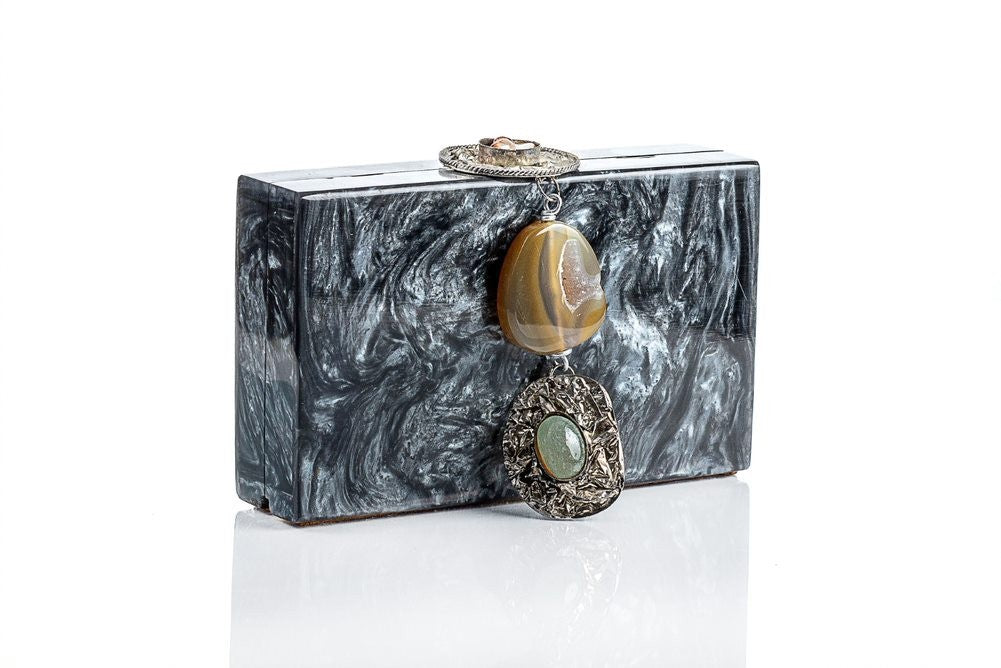 Clutch en resina con estampado en tonos grises y adorno