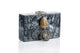 Clutch en resina con estampado en tonos grises y adorno