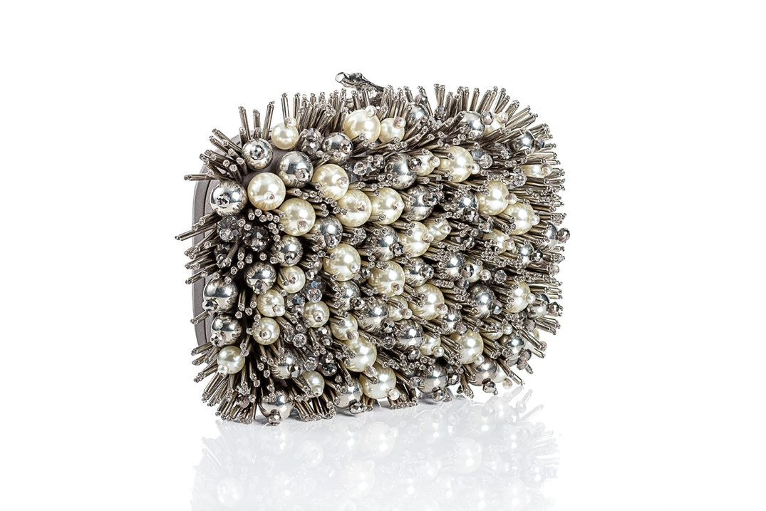 Clutch raso fantasía con perlas