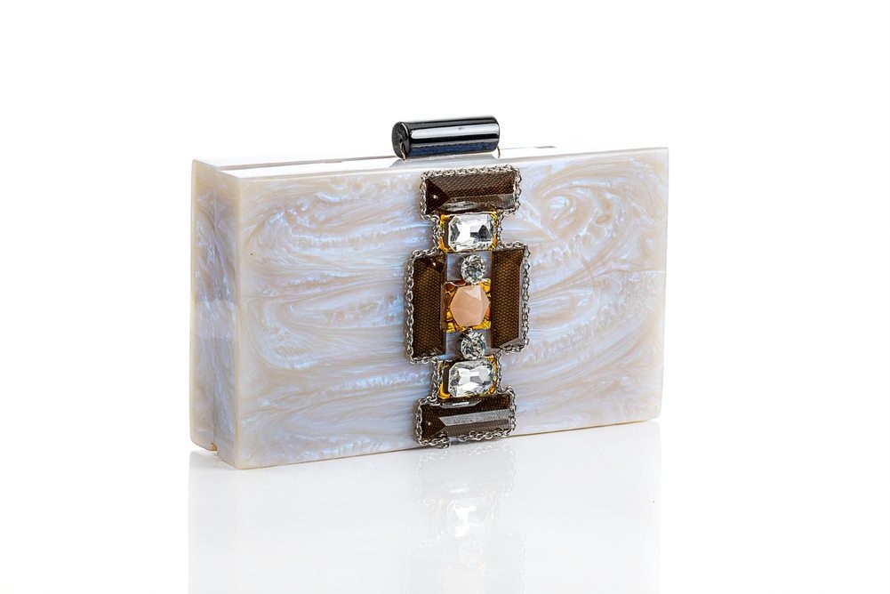 Clutch nude con decoración central