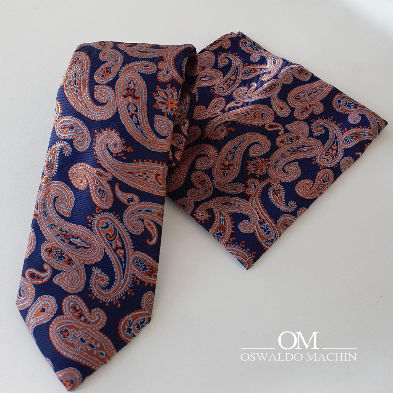 Pack de pañuelo y corbata azul marina con estampando de cachemir en tonos naranjas