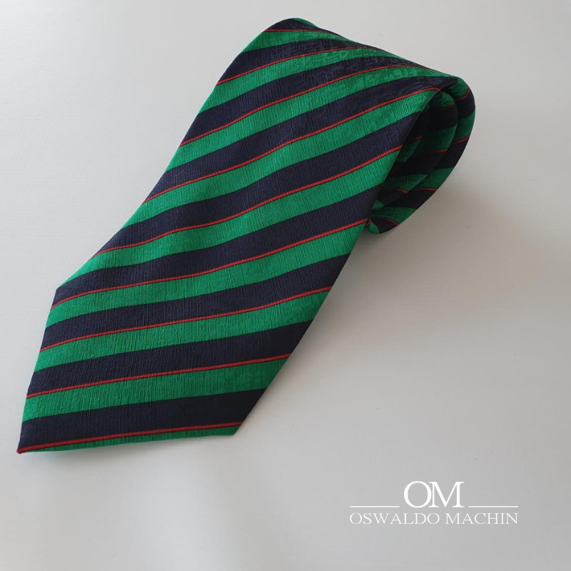 Corbata de seda de rayas verdes, azul marino y rojo