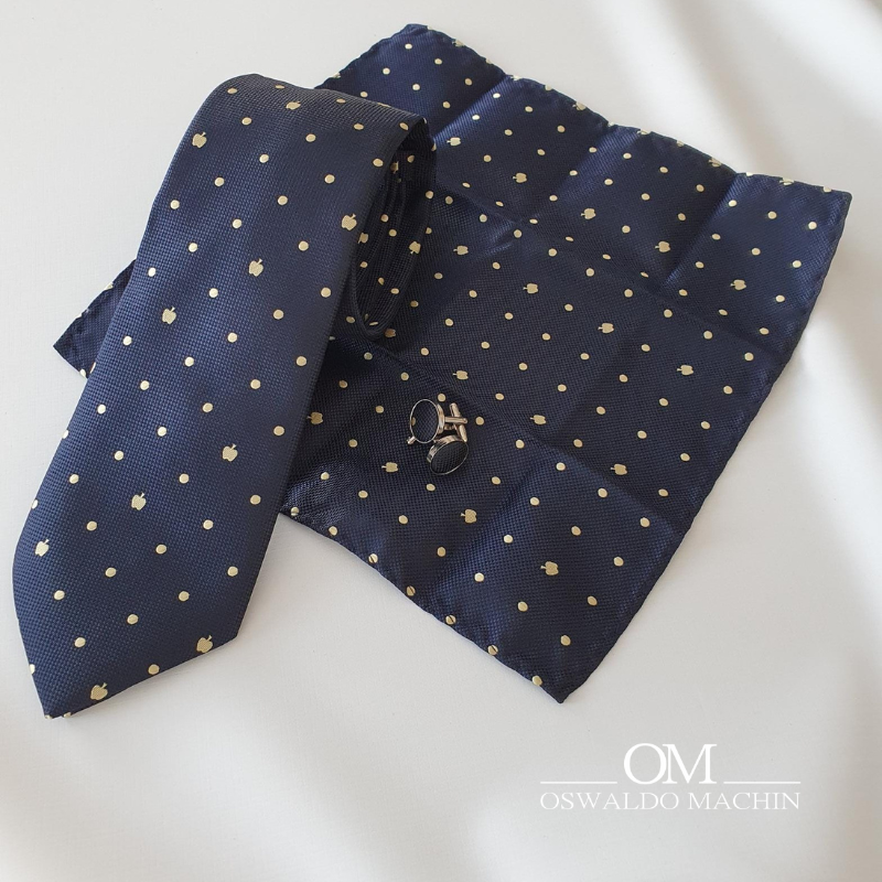 Pack corbata, pañuelo y gemelos, azul marino con dibujos de manzanas en beige