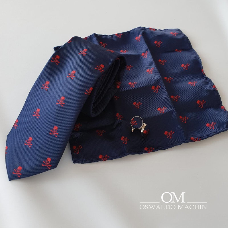 Pack de corbata, pañuelo y gemelos, azul marino con dibujos de calaveras en rojo