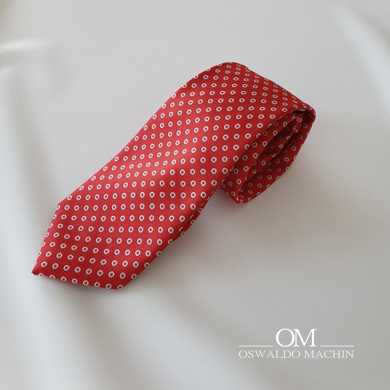 Corbata de seda roja con estampado de círculos en blanco