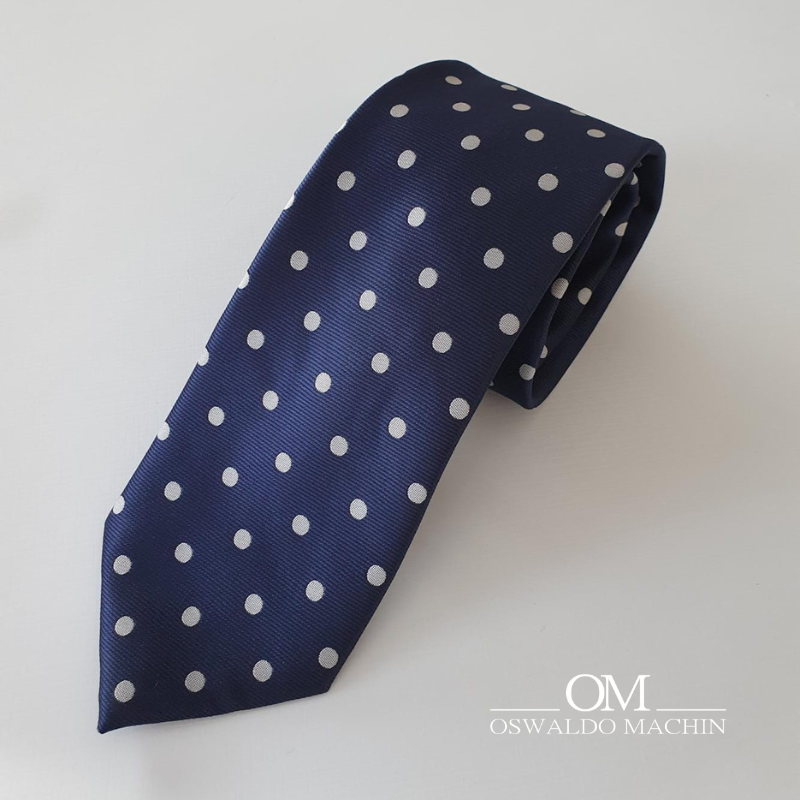 Corbata azul marina con topos blancos