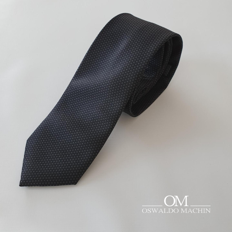 Corbata negra con estampado de pequeños cuadros en gris