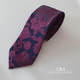 Corbata azul marino con estampado de flores moradas