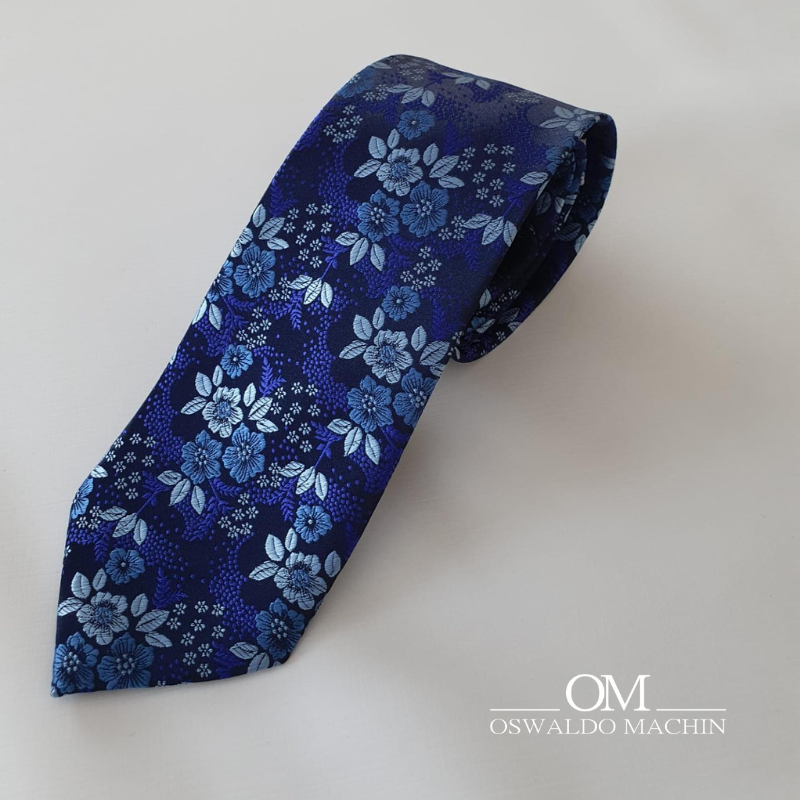 Corbata azul marina con estampado de flores en diferentes tonos azules