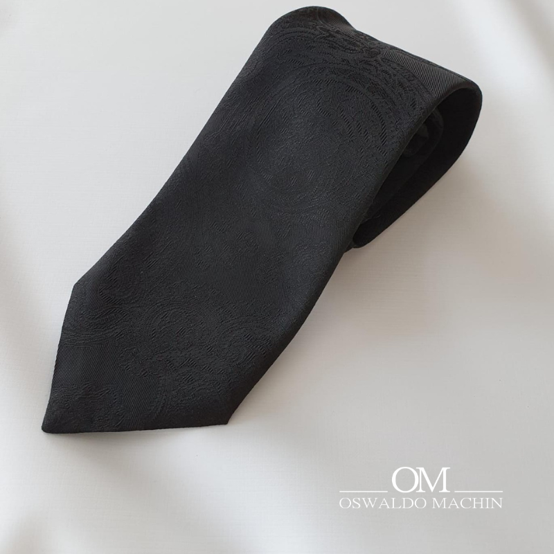 Corbata negra de seda