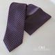 Pack corbata y pañuelo, azul marino, con cuadros pequeños en blanco y rojo