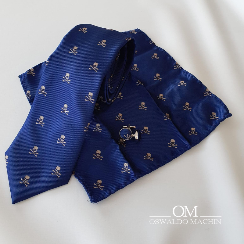 Pack de corbata, pañuelo y gemelos, azul marino con calaveras en beige