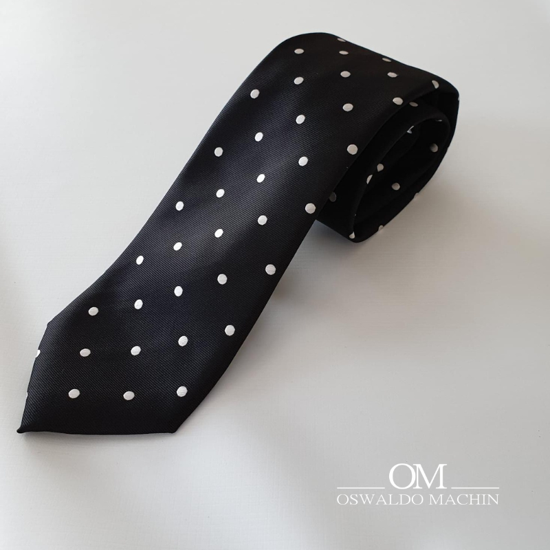 Corbata de seda negra con topos blancos