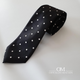 Corbata de seda negra con topos blancos