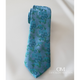 Corbata turquesa con estampado de flores, detalles en verde