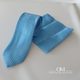 Pack de corbata y pañuelo celeste con estampado de gotas en blanco