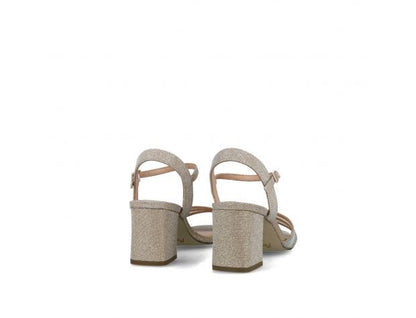 Zapato de tacón bajo color oro