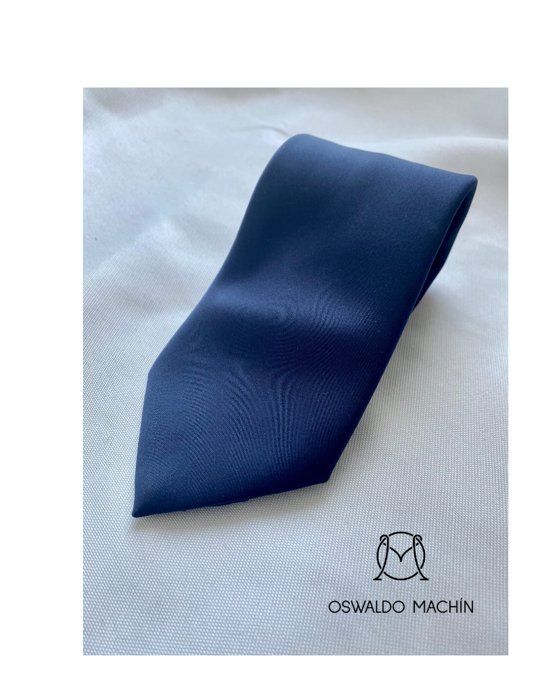 Corbata lisa en color azul marino