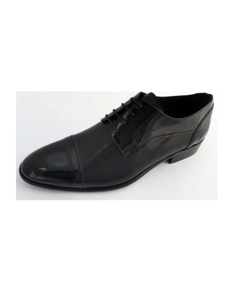 Zapato charol negro, picotado con punta redonda