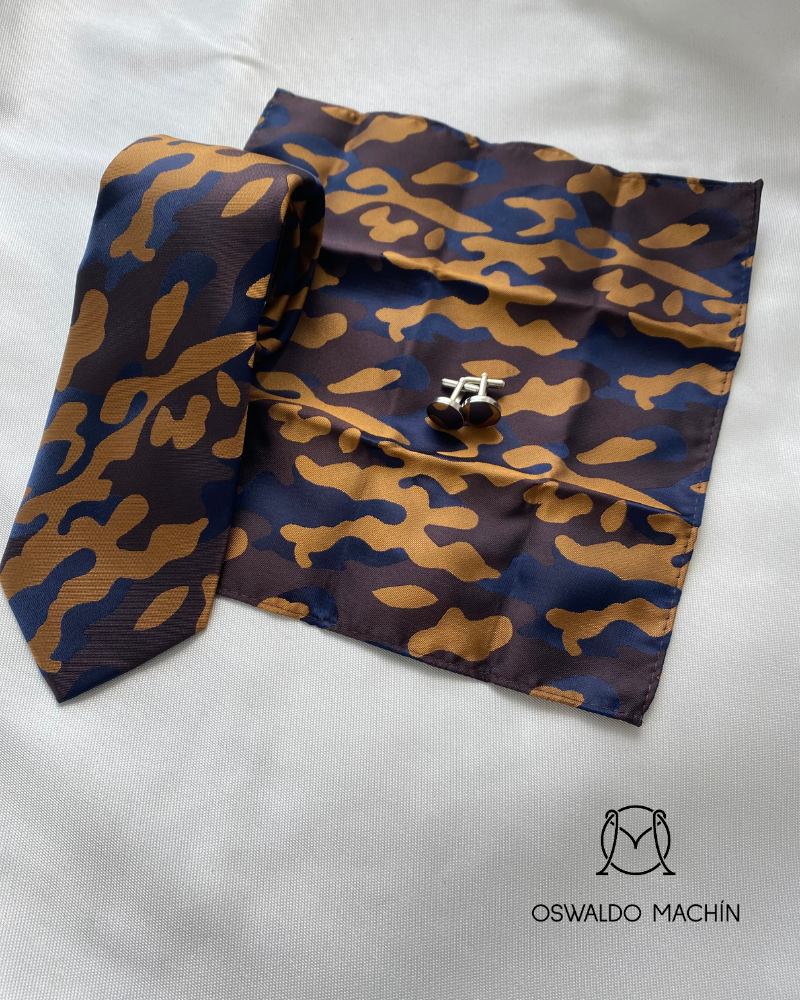 Pack corbata, pañuelo y gemelos estampado militar, colores azul marino, mostaza y marrón