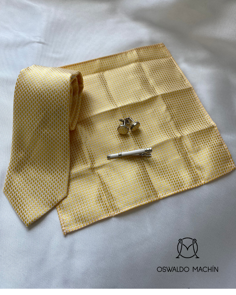 Pack corbata, pañuelo, gemelos y pasador, amarillo detalles blancos