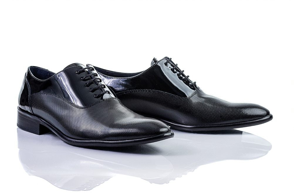 Zapato Charol Negro Picotado Puntera Redonda