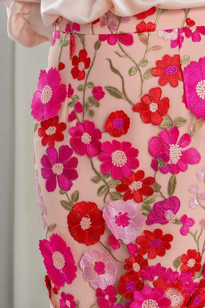 Conjunto Marina: Camisa con Fruncido y Falda Midi de Encaje con Flores