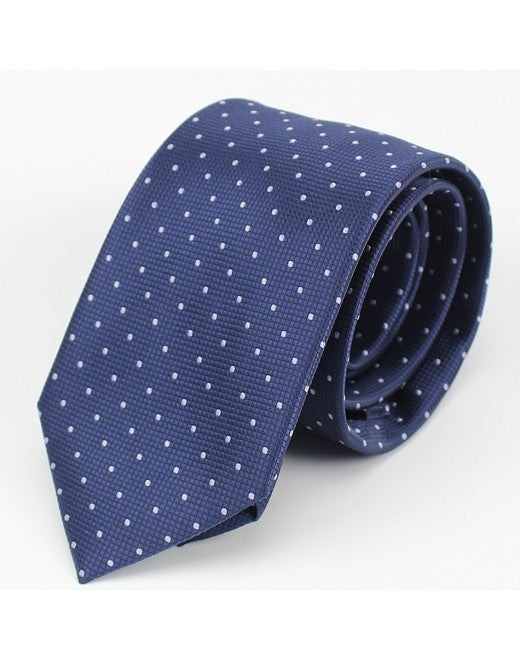 Corbata azul marino con lunares blancos