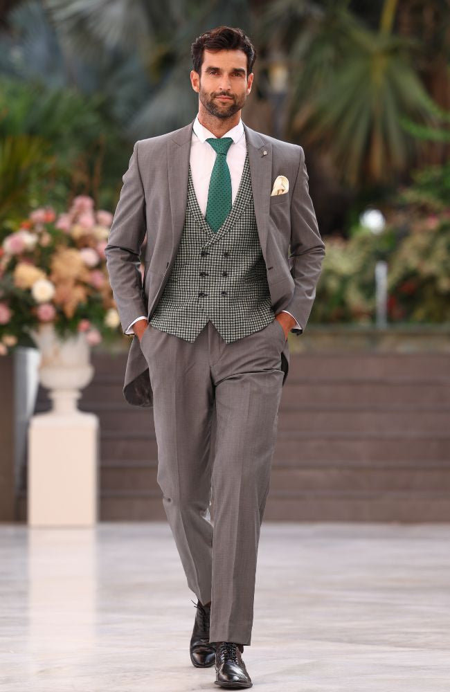 Traje Conjunto Gris con Americana Frac y Chaleco de Cuadros Verdes
