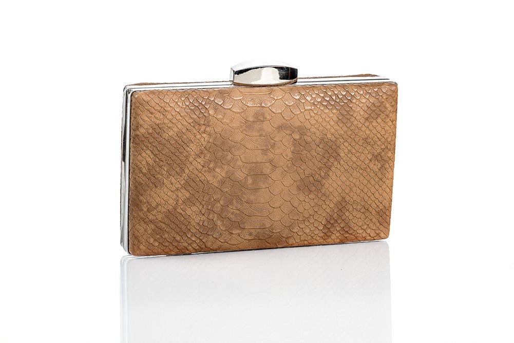 Clutch rectangular marrón con estampado en serpiente