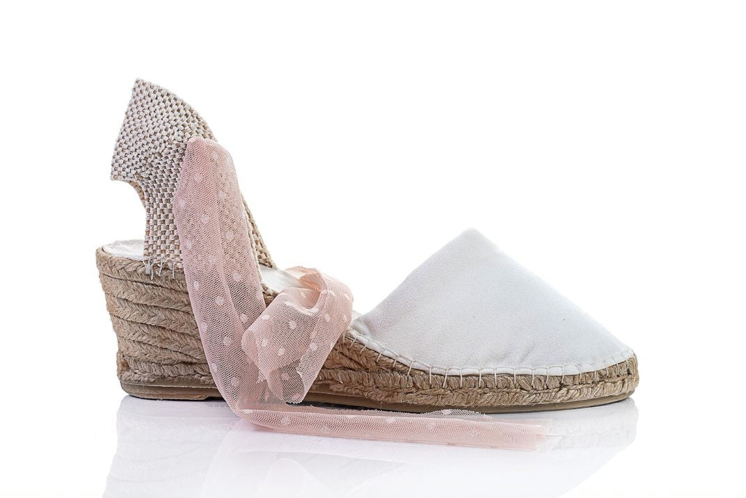 Alpargata blanca con lazada de tul rosa palo