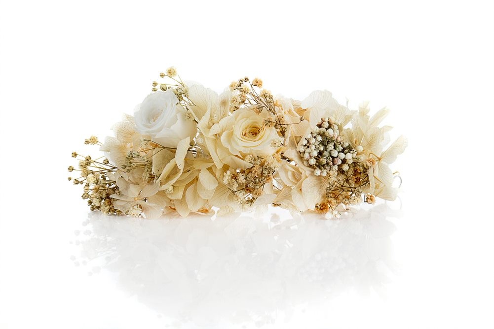 Tocado de flores preservadas