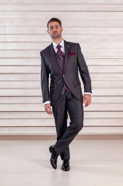 Traje gris oscuro con detalles granate