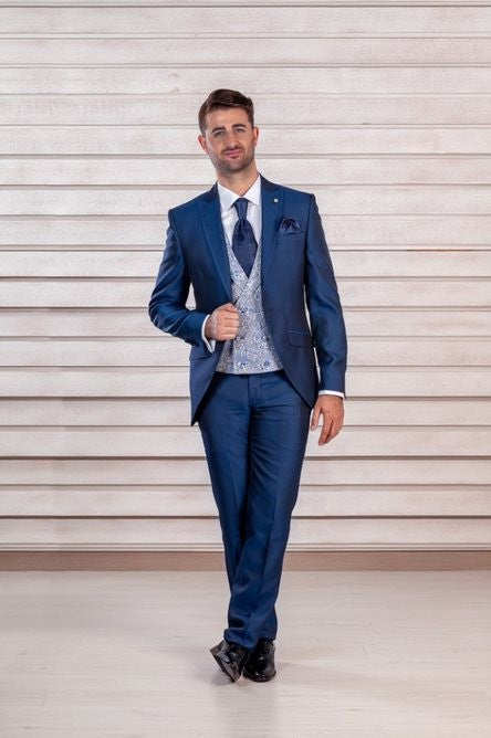 Traje azul marino con complementos a tono