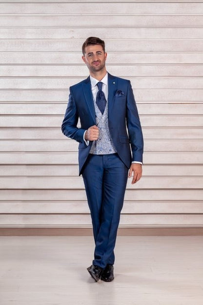 Traje azul marino con complementos a tono