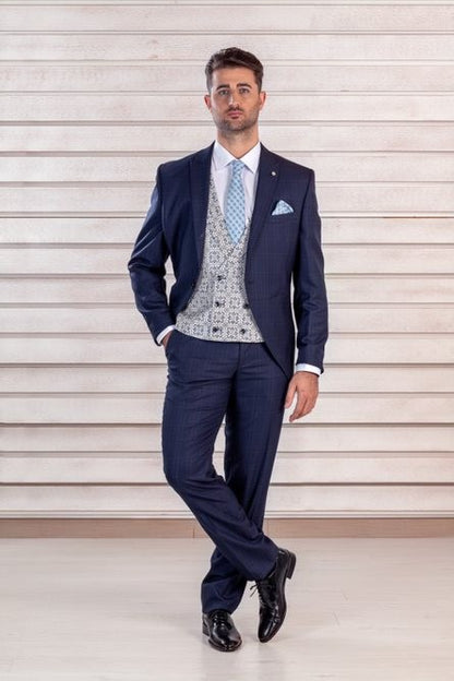 Traje azul marino con complementos a tono.