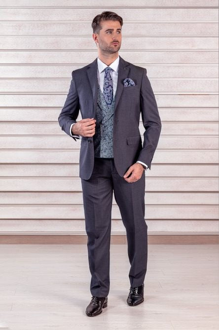 Traje gris oscuro con complementos en azul