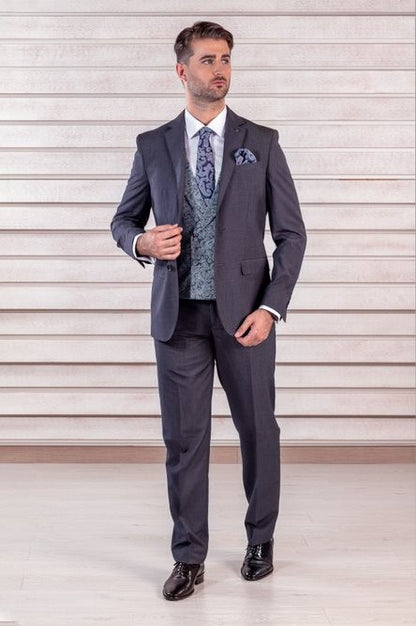 Traje gris oscuro con complementos en azul